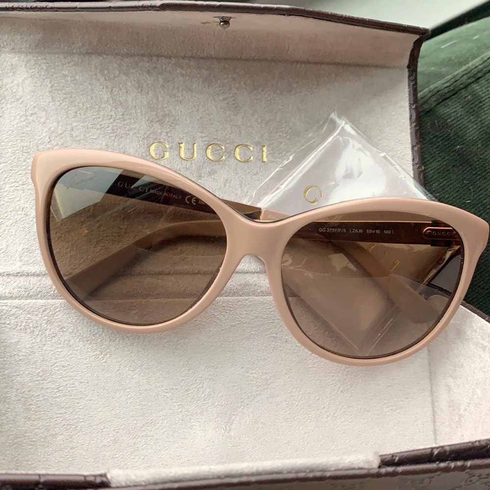 Authentic Gucci sunglasses with original case and cleaning cloth